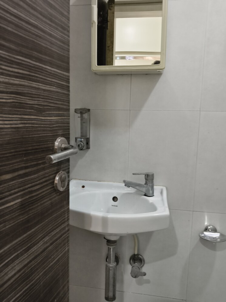 Bathroom, vile parle west 2 Bedroom 700 Sq.Ft. Apartment In Vile Parle West Mumbai 9465436