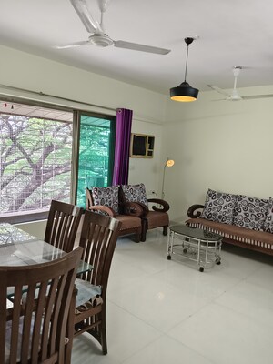 Living Room in 2 BHK Apartment at Vile Parle West – for Rent