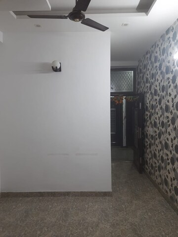 Room in 3 BHK Builder Floor at Gyan Khand – for Rent