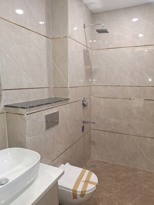 Bathroom in 3.5 BHK Builder Floor at BPTP Green Oaks, Sector 70a – for Sale