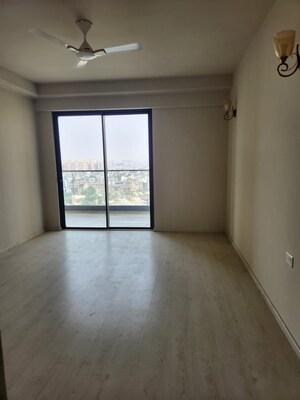 Room in 2 BHK Apartment at Signature Global Prime, Sector 63a – for Rent