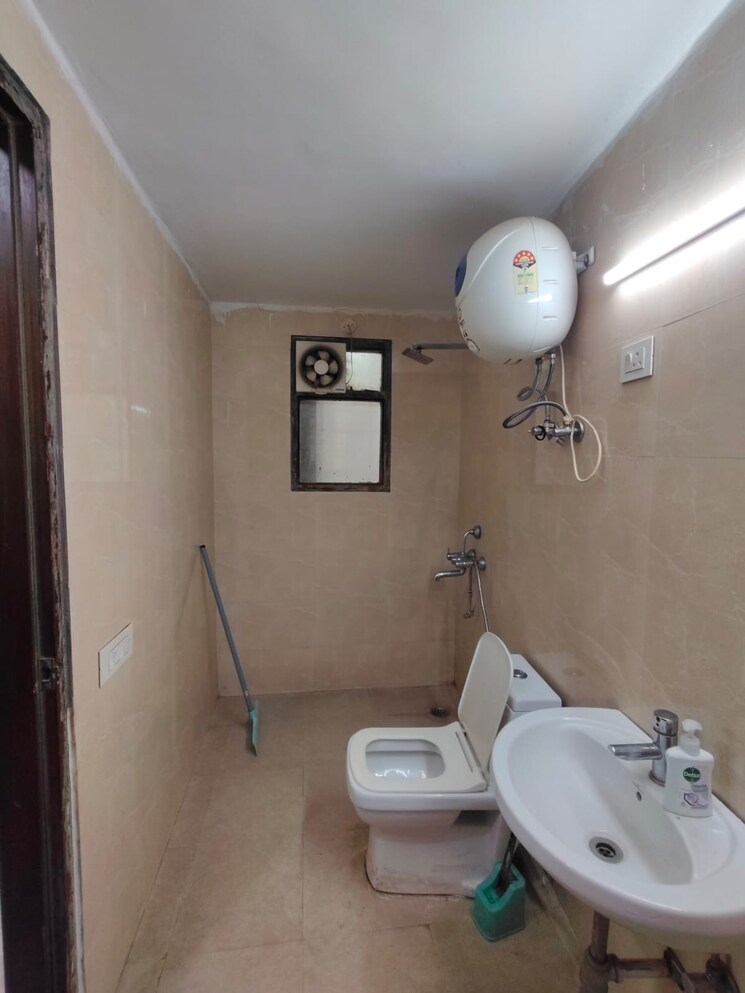 Bathroom, freedom fighters enclave 2 Bedroom 1200 Sq.Ft. Builder Floor In Freedom Fighters Enclave Delhi 9465620