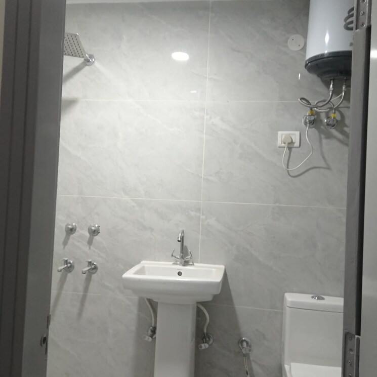 Bathroom, freedom fighters enclave 1 Bedroom 550 Sq.Ft. Builder Floor In Freedom Fighters Enclave Delhi 9465646