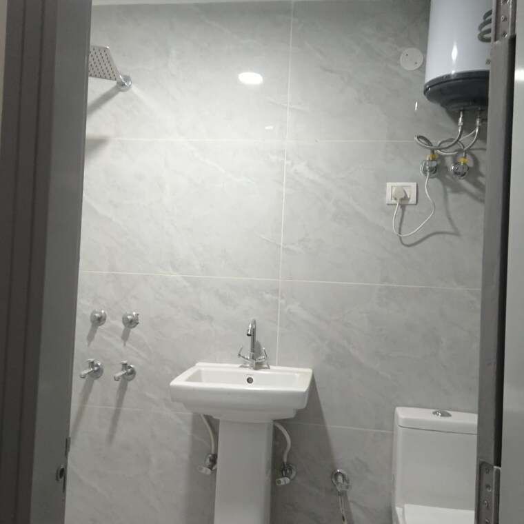 Bathroom, freedom fighters enclave 1 Bedroom 550 Sq.Ft. Builder Floor In Freedom Fighters Enclave Delhi 9465646