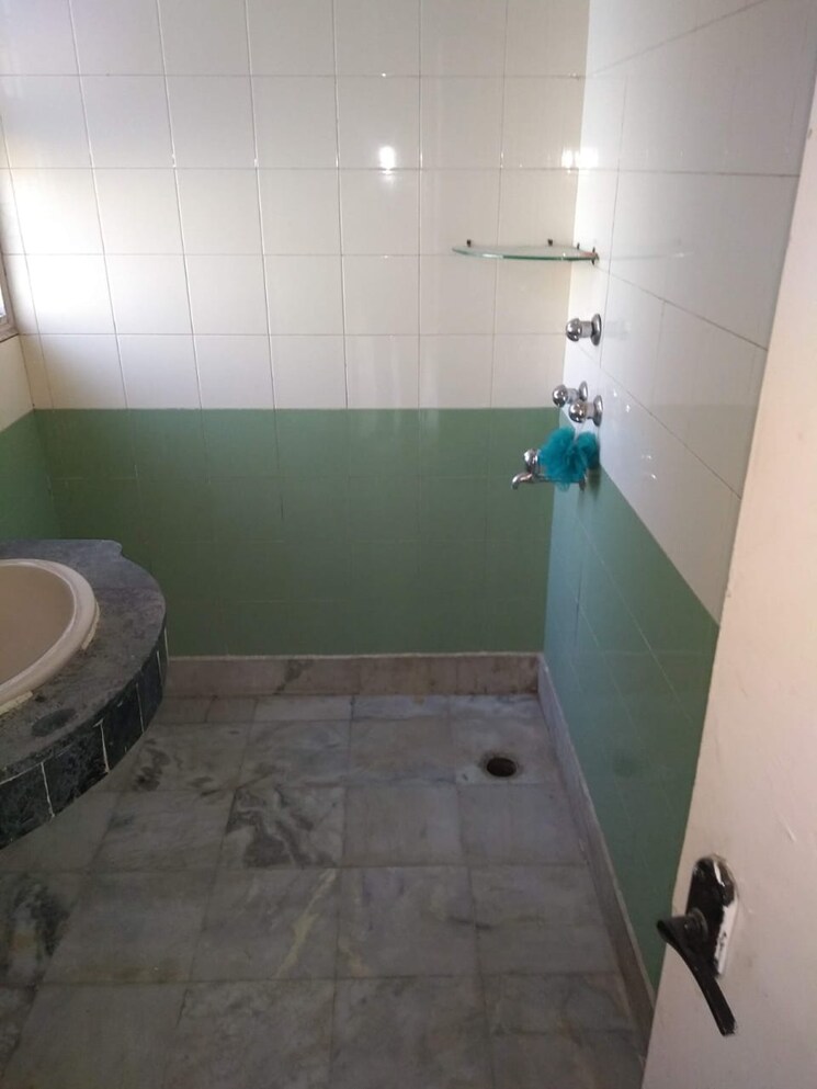 Bathroom, ardee-city 2 Bedroom 190 Sq.Yd. Builder Floor In Sector 52 Gurgaon 9465635