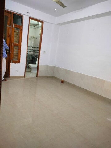 Room in 2 BHK Builder Floor at RWA Residential Society Sector 46, Sector 46 – for Rent