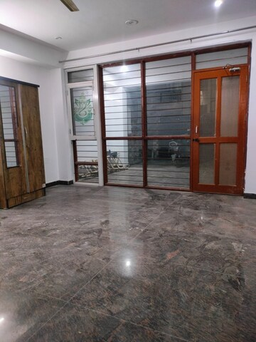 Room in 2 BHK Builder Floor at RWA Residential Society Sector 46, Sector 46 – for Rent