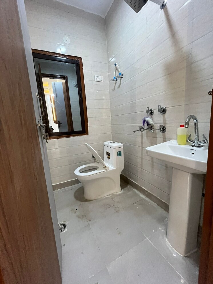 Bathroom, dwarka mor 2 Bedroom 60 Sq.Yd. Builder Floor In Dwarka Mor Delhi 9465786