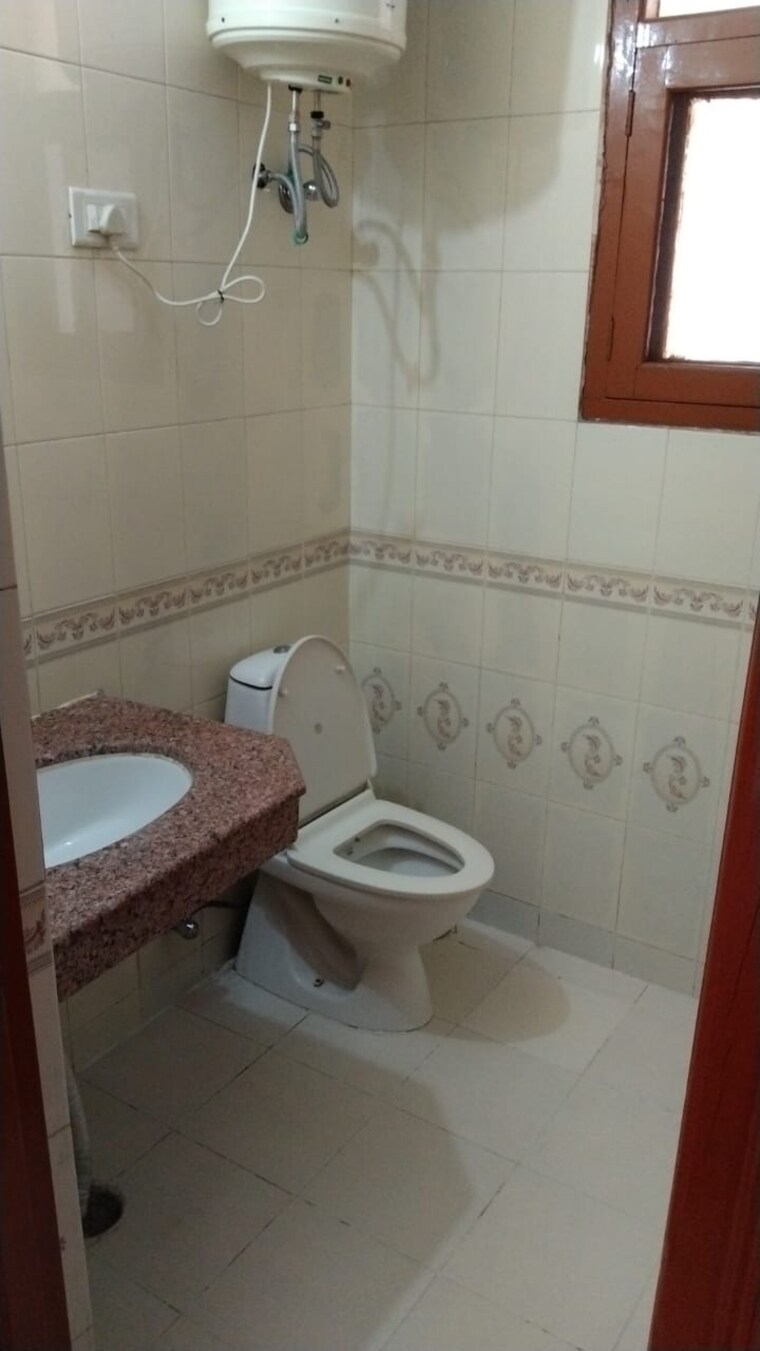 Bathroom, penta-homes 2 Bedroom 1300 Sq.Ft. Apartment In Vip Road Zirakpur 9465759