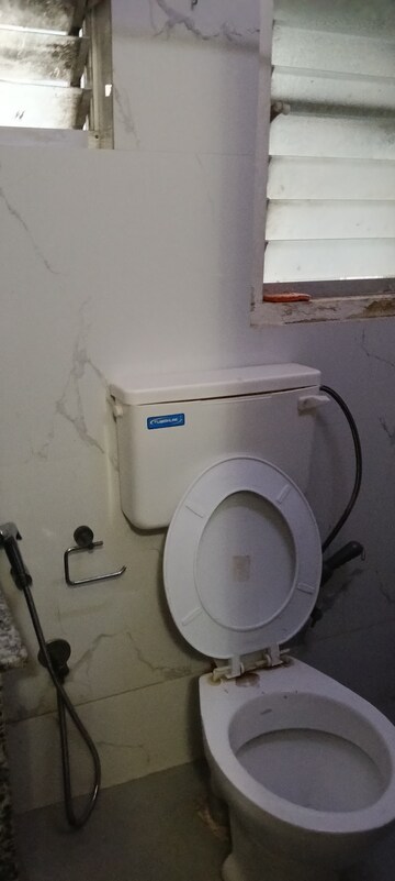 Bathroom in 3.5 BHK Apartment at Tarapore Gardens, Andheri West – for Rent