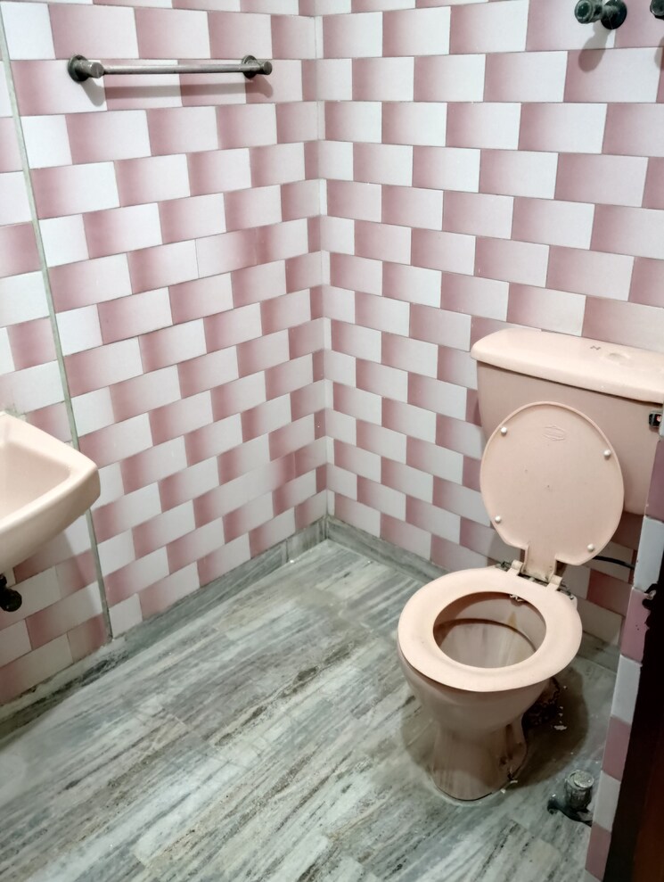 Bathroom, sector 17 2 Bedroom 2000 Sq.Ft. Builder Floor In Sector 17 Faridabad 9465864