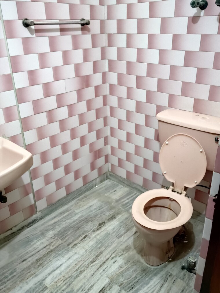 Bathroom, sector 17 2 Bedroom 2000 Sq.Ft. Builder Floor In Sector 17 Faridabad 9465864