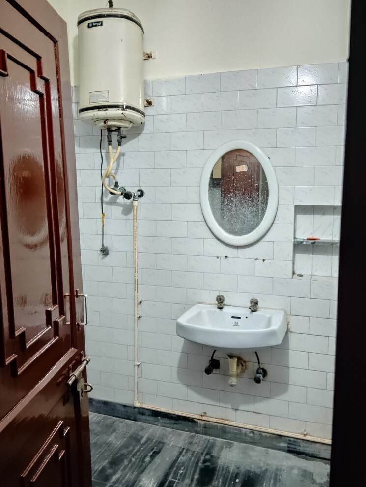 Bathroom, sector 17 2 Bedroom 2000 Sq.Ft. Builder Floor In Sector 17 Faridabad 9465864