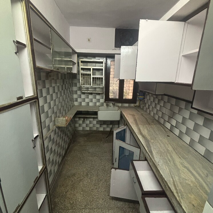 Kitchen, vikas puri 3 Bedroom 140 Sq.Yd. Apartment In Vikas Puri Delhi 9465931