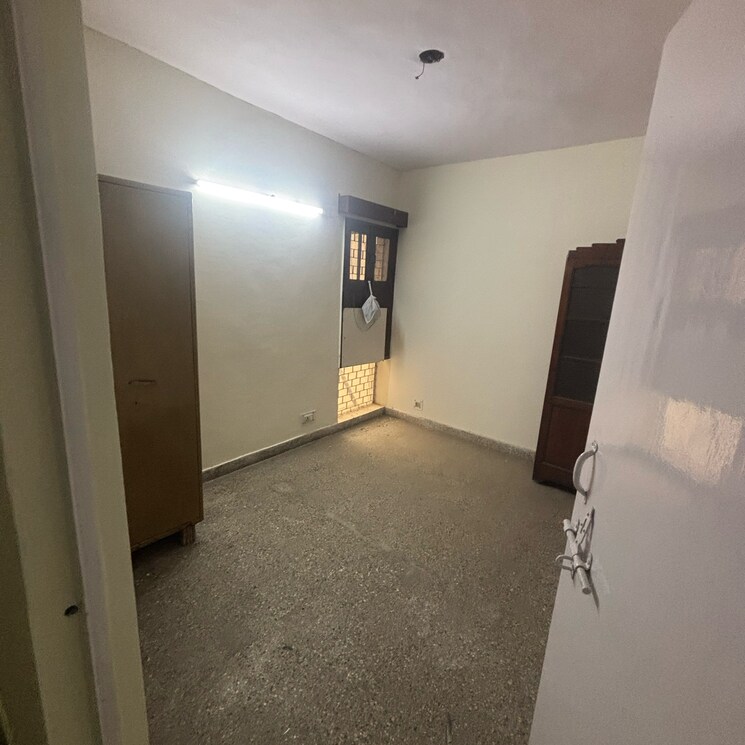 Room, vikas puri 3 Bedroom 140 Sq.Yd. Apartment In Vikas Puri Delhi 9465931