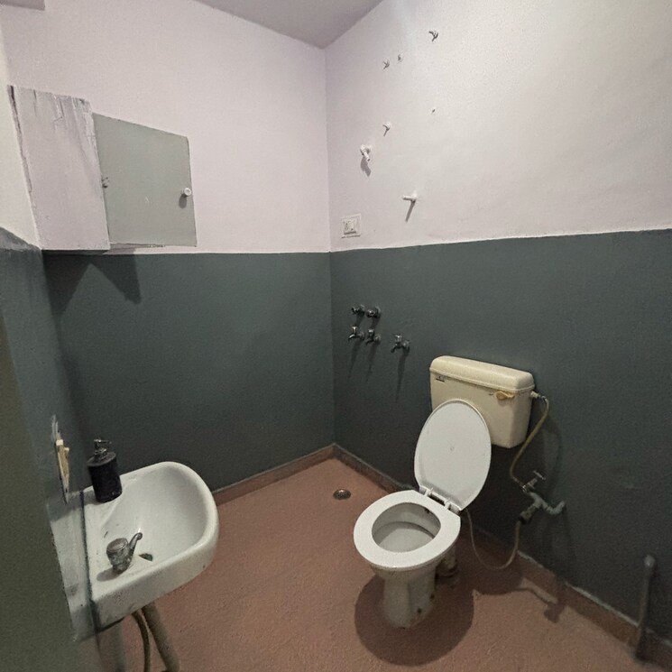 undefined, vikas puri 3 Bedroom 140 Sq.Yd. Apartment In Vikas Puri Delhi 9465931