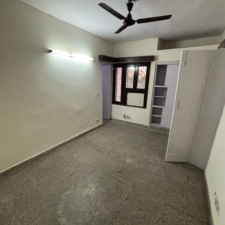 Room, vikas puri 3 Bedroom 140 Sq.Yd. Apartment In Vikas Puri Delhi 9465931