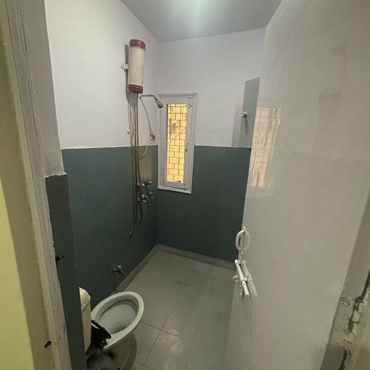 Bathroom, vikas puri 3 Bedroom 140 Sq.Yd. Apartment In Vikas Puri Delhi 9465931