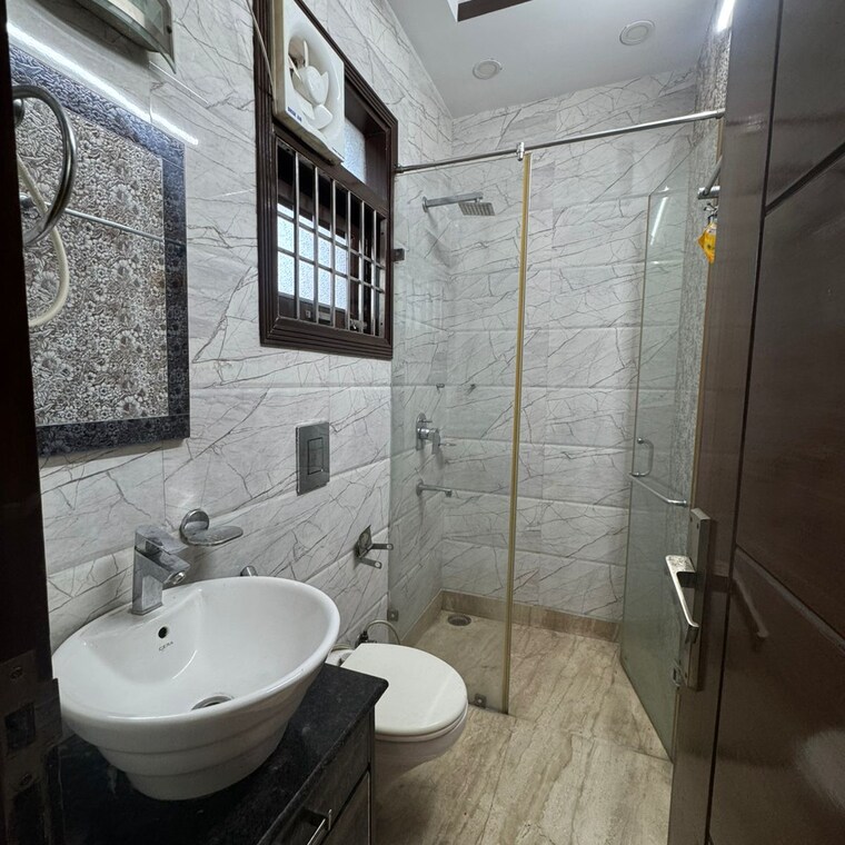 Bathroom, lajpat nagar i 2 Bedroom 900 Sq.Ft. Builder Floor In Lajpat Nagar I Delhi 9465936