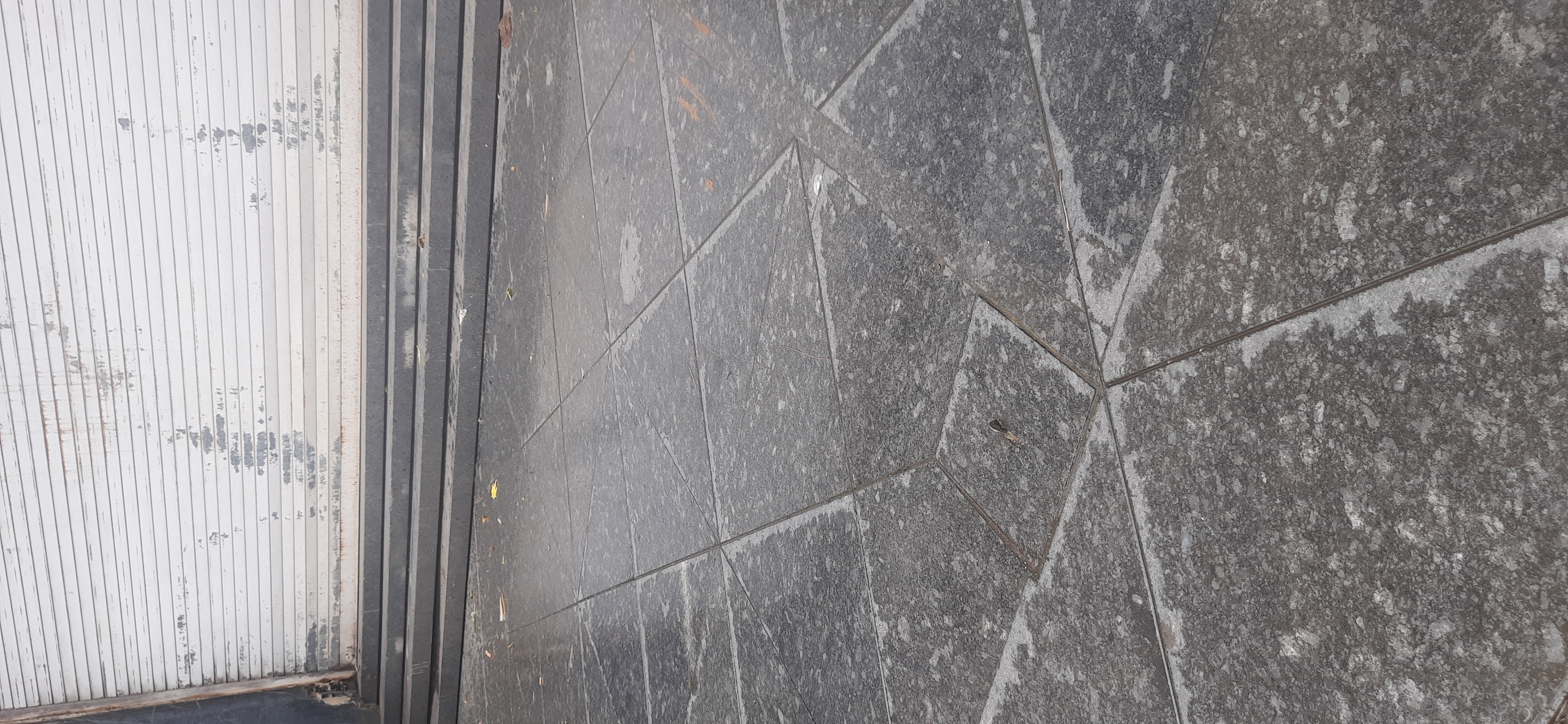 Showroom For Rent in Off Linking Road