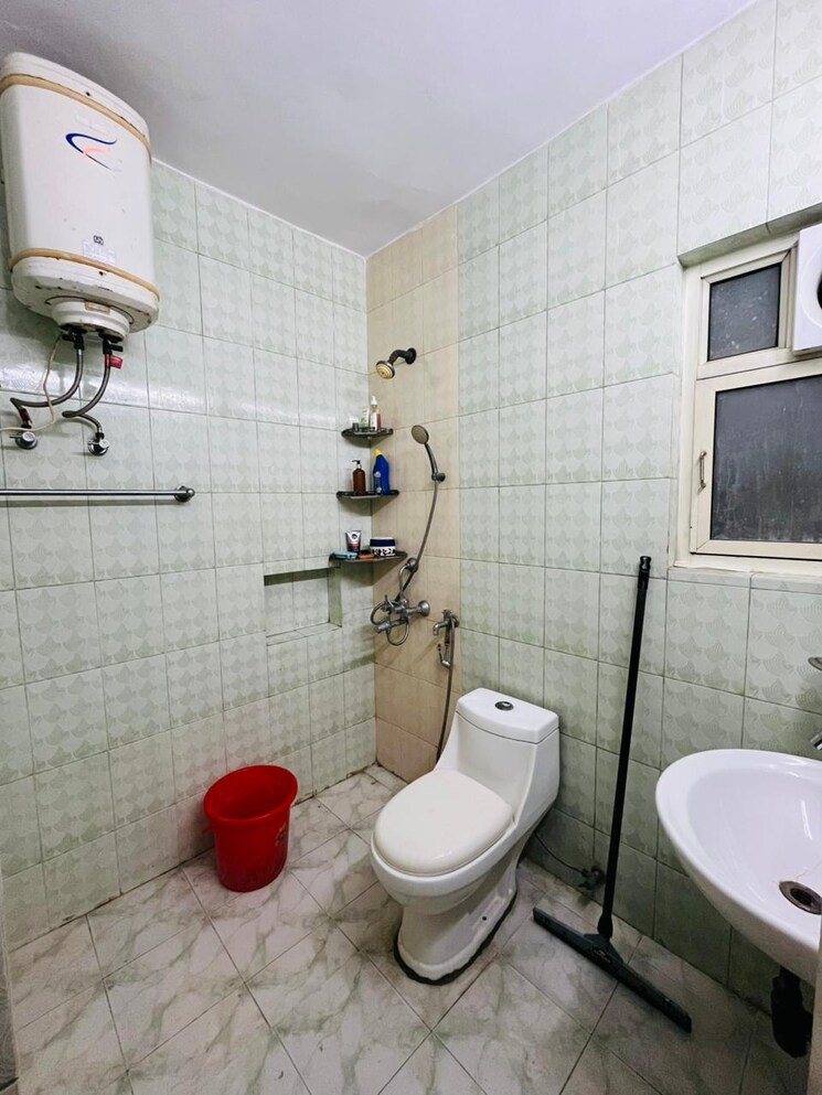 Bathroom, sarita vihar 3 Bedroom 1650 Sq.Ft. Apartment In Sarita Vihar Delhi 9466067