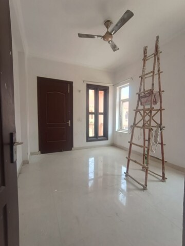 Room in 3 BHK Villa at Amrapali Leisure Valley, Tech Zone 4 Greater Noida – for Rent