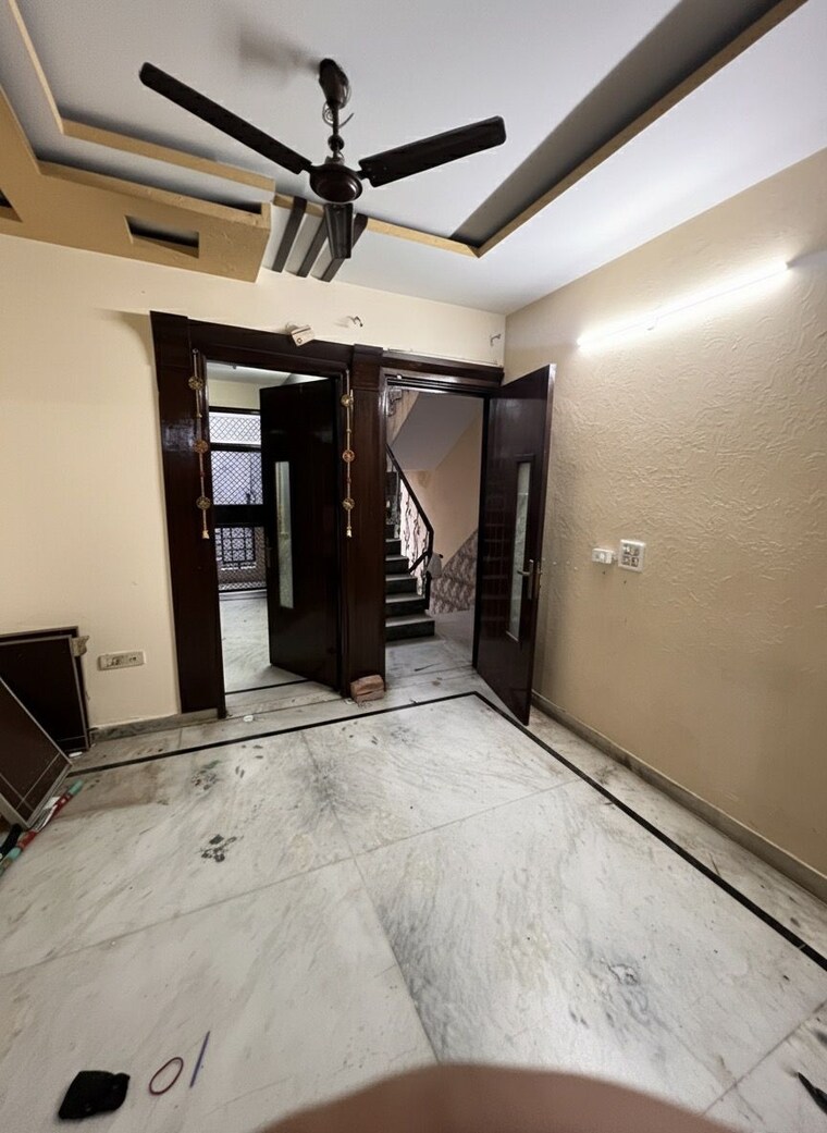 Room, rani bagh 3 Bedroom 900 Sq.Ft. Builder Floor In Rani Bagh Delhi 9466103