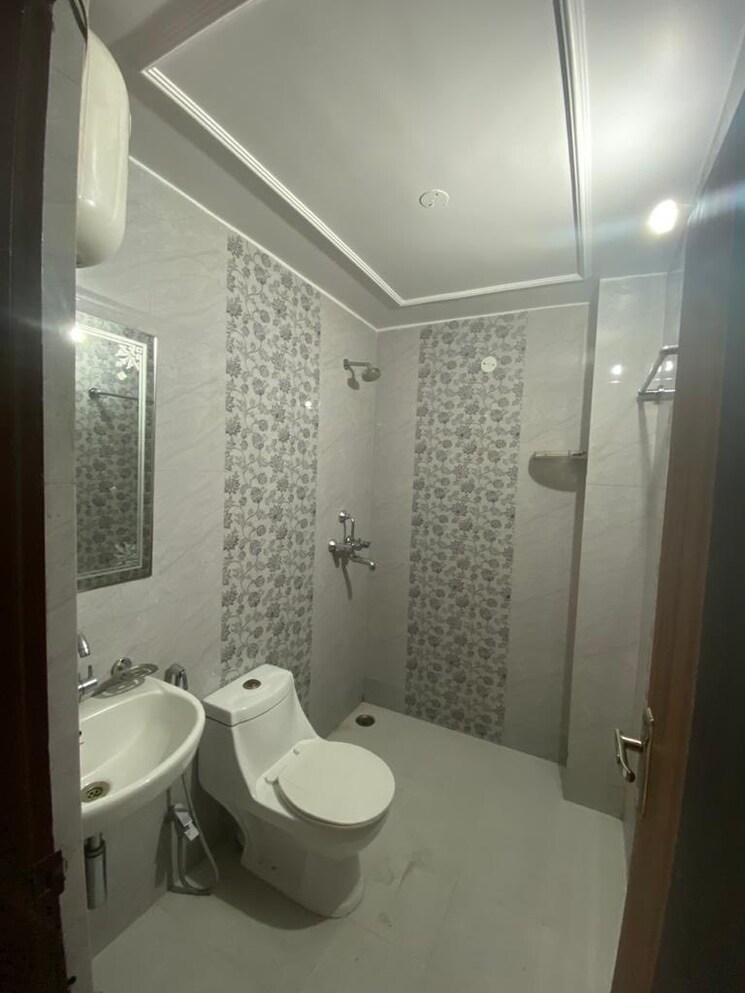 Bathroom, rajpur khurd extension 3 Bedroom 1215 Sq.Ft. Builder Floor In Rajpur Khurd Extension Delhi 9466088