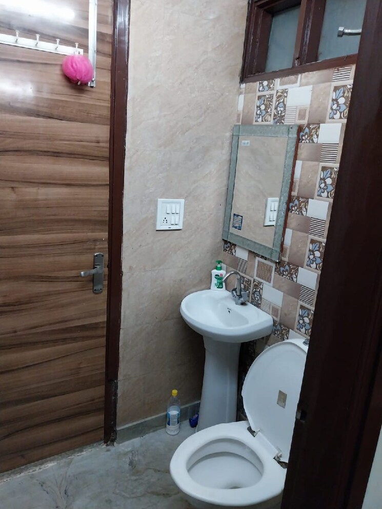 Bathroom, rohini sector 25 2 Bedroom 1000 Sq.Ft. Builder Floor In Rohini Sector 25 Delhi 9466131