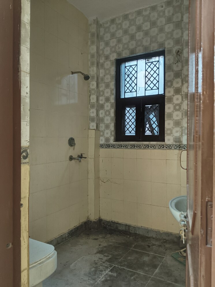 Bathroom, ashoka-enclave-faridabad 3 Bedroom 2250 Sq.Ft. Apartment In Sector 34 Faridabad 9466216