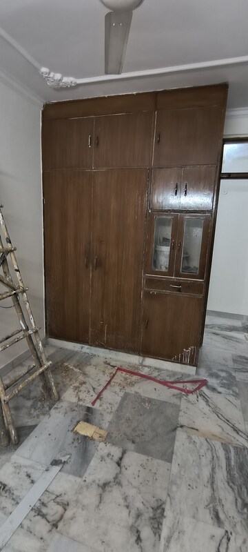 Furnished Amenities in 2 BHK Builder Floor at Panchsheel Vihar – for Sale