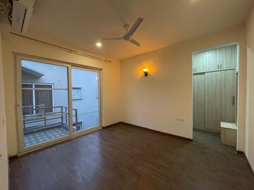 Room in 3 BHK Builder Floor at BPTP Amstoria, Sector 102 – for Rent