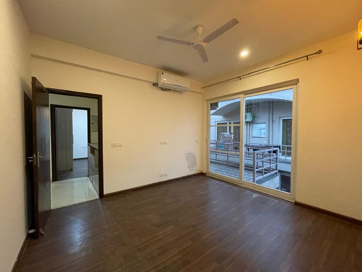 Room, bptp-amstoria 3 Bedroom 2229 Sq.Ft. Builder Floor In Sector 102 Gurgaon 9466313