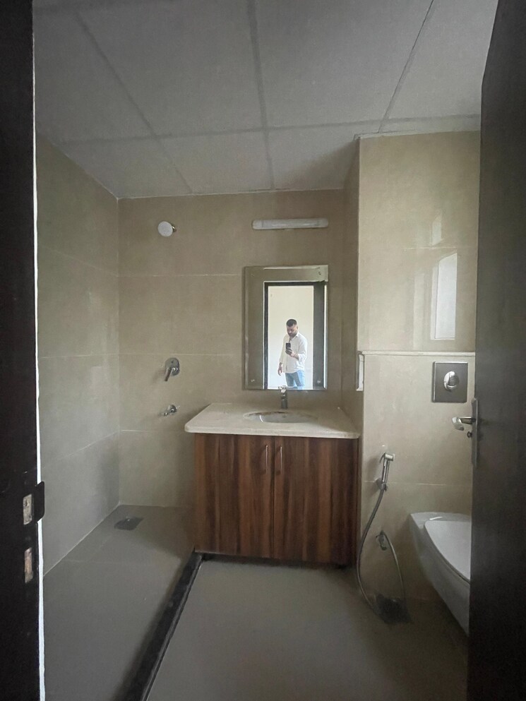 Bathroom, bptp-amstoria 4 Bedroom 3560 Sq.Ft. Builder Floor In Sector 102 Gurgaon 9466324