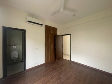 Room in 4 BHK Builder Floor at BPTP Amstoria, Sector 102 – for Sale