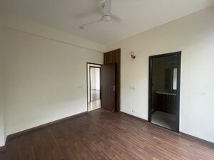 Room in 4 BHK Builder Floor at BPTP Amstoria, Sector 102 – for Sale