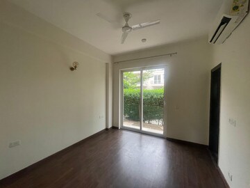 Room in 4 BHK Builder Floor at BPTP Amstoria, Sector 102 – for Sale