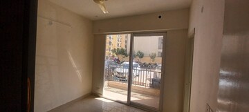 Room in 2 BHK Apartment at Signature Global Prime, Sector 63a – for Rent