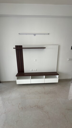 Room in 3 BHK Apartment at Smart World Orchard, Sector 61 – for Rent