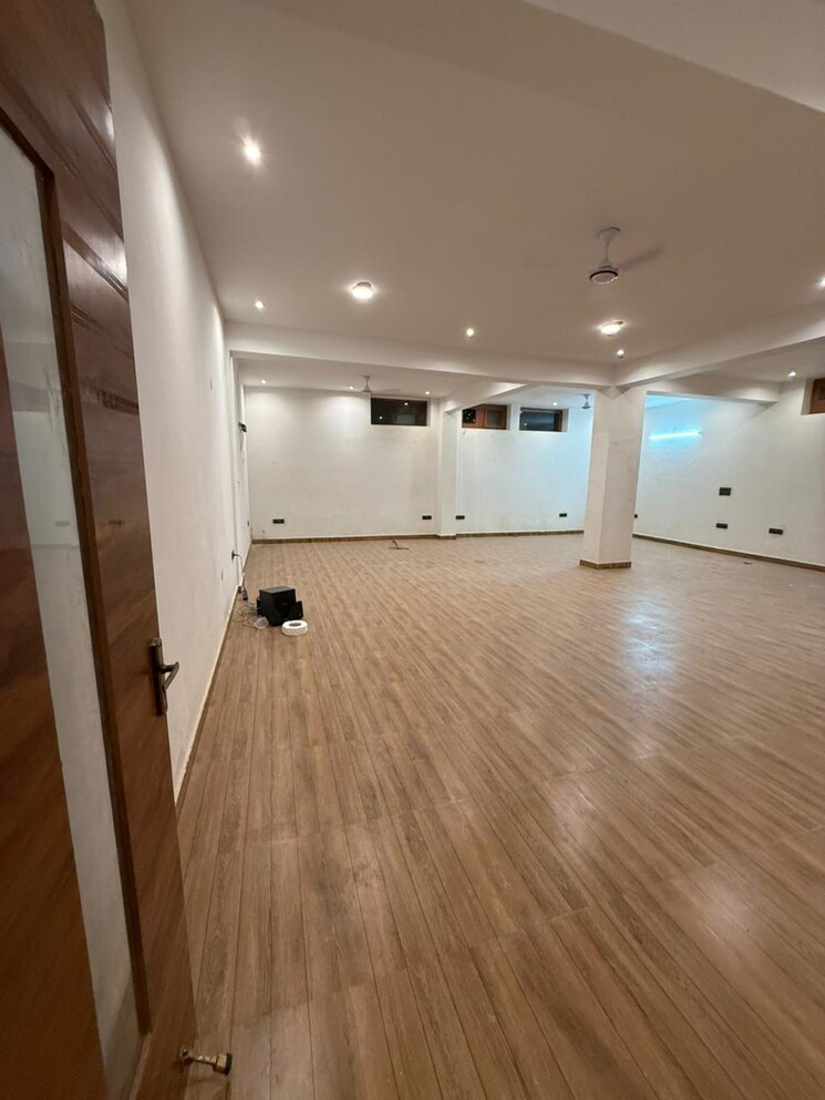 Team Area, sector 34 Commercial Office Space 1100 Sq.Ft. In Sector 34 Noida 9466242