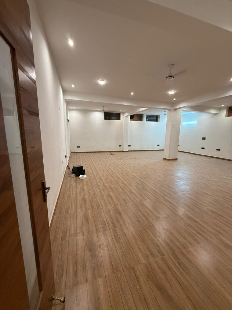 Team Area, sector 34 Commercial Office Space 1100 Sq.Ft. In Sector 34 Noida 9466242