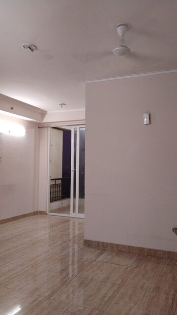 Room in 2 BHK Apartment at Amrapali Golf Homes, Sector 4 Greater Noida – for Rent