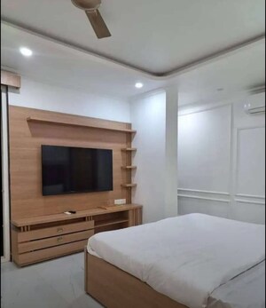 Room in 1 BHK Apartment at Hazratganj – for Rent
