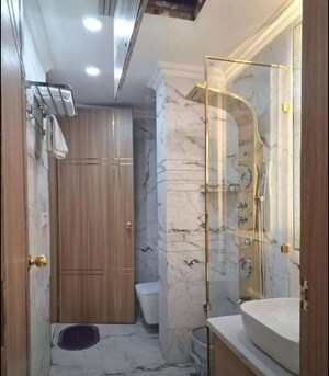 Bathroom in 1 BHK Apartment at Hazratganj – for Rent