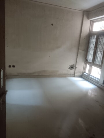 Room in 3 BHK Apartment at HIG Apartments, Omicron I Greater Noida – for Sale