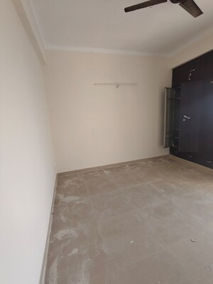 Room in 3 BHK Apartment at Paramount Floraville, Sector 137 – for Rent