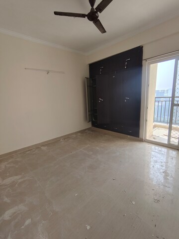 Furnished Amenities in 3 BHK Apartment at Paramount Floraville, Sector 137 – for Rent