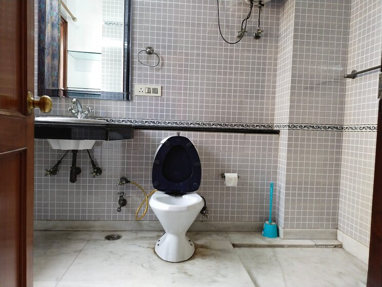 Bathroom, nehru enclave 3 Bedroom 3000 Sq.Ft. Builder Floor In Nehru Enclave Delhi 9466542