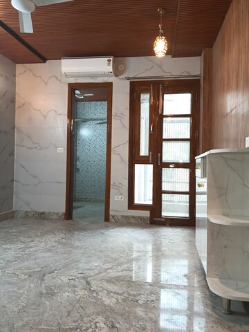 Room in 3 BHK Builder Floor at Sukhdev Vihar – for Rent