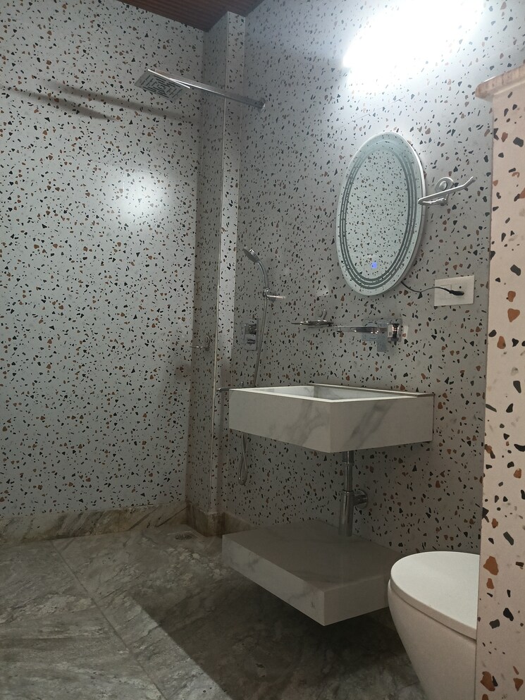 Bathroom, sukhdev vihar 3 Bedroom 2700 Sq.Ft. Builder Floor In Sukhdev Vihar Delhi 9466547